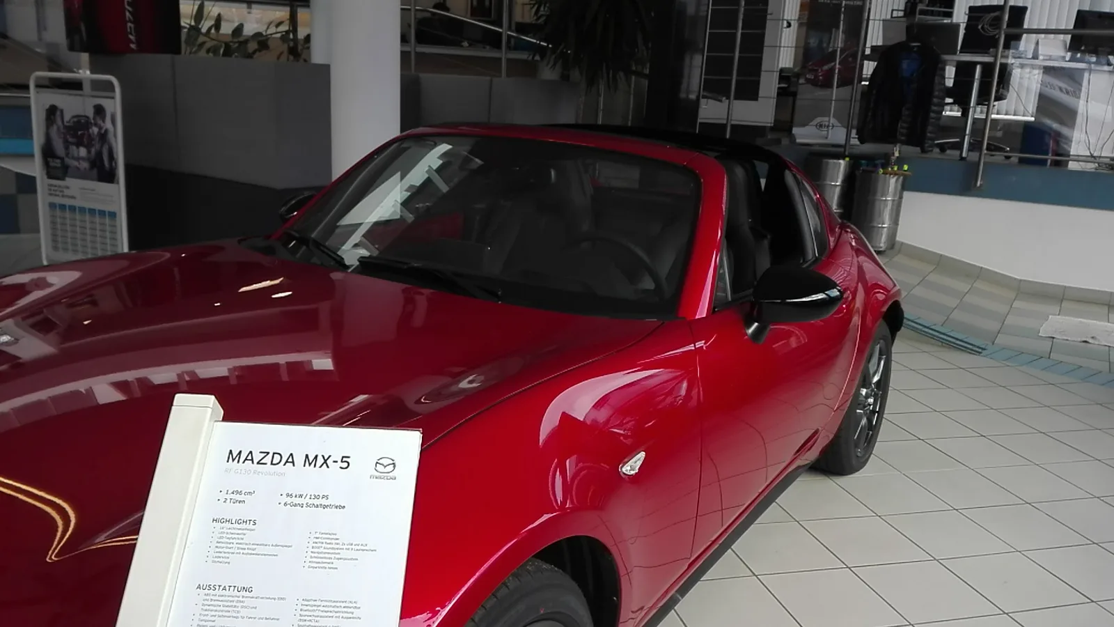 Ein roter Mazda MX-5 RF im Schauraum
